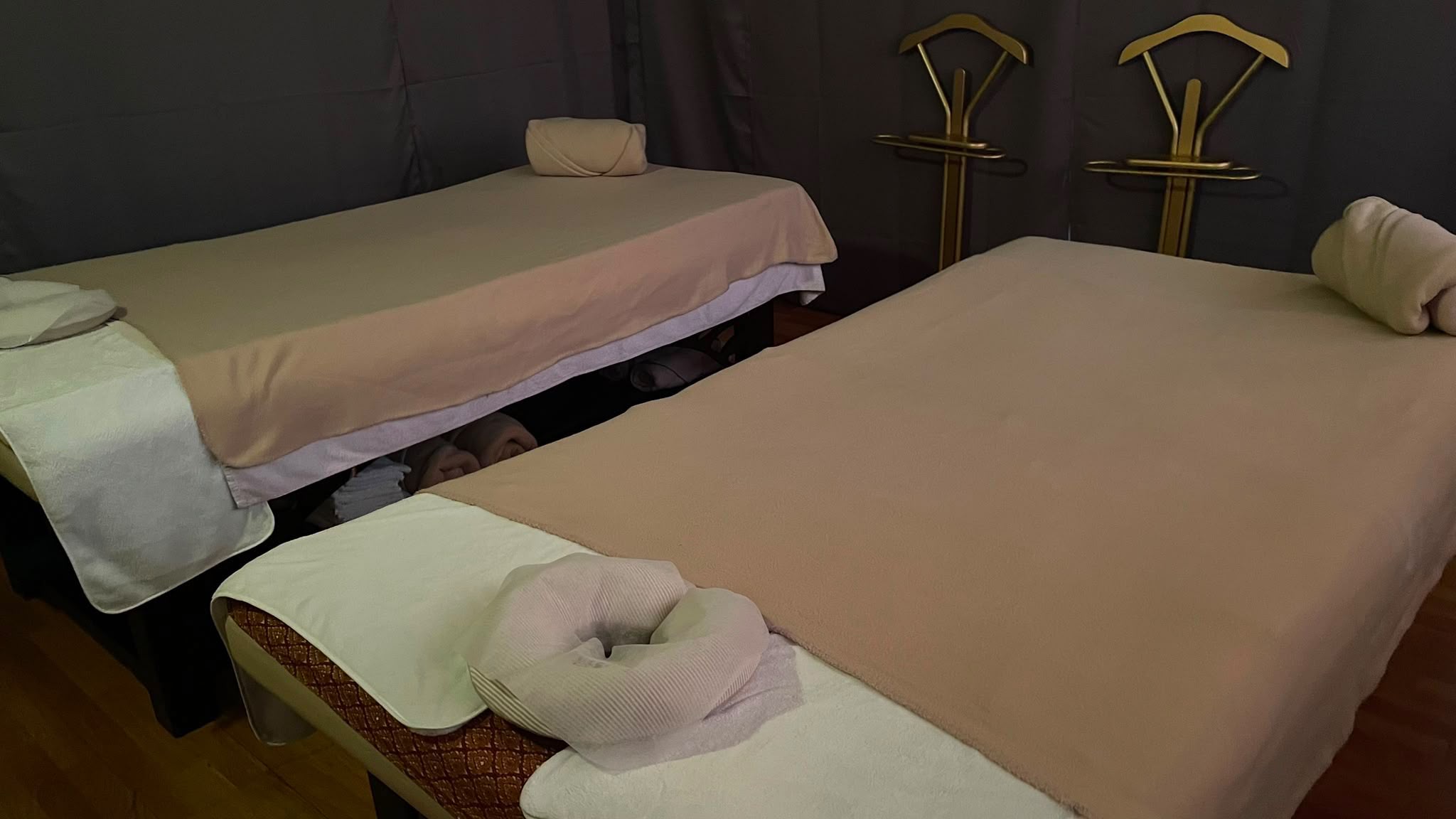 Behandlungsliegen im ruhigen Massageraum