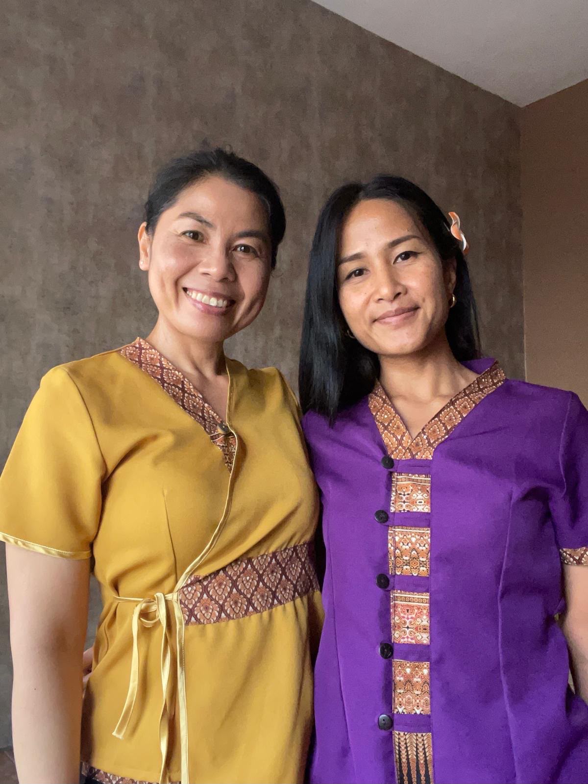 Das Team von Wat Po by Boo in traditioneller thailändischer Arbeitskleidung